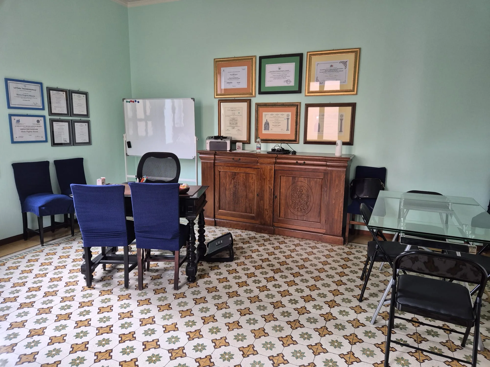 Lo studio della dott.ssa Maria Virginia Mascia a Modena, con scrivania e attestati